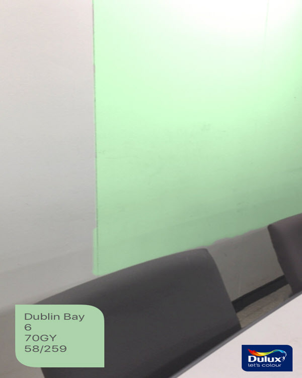 땅집고 사무실의 한쪽 벽면에 듀럭스 비주얼라이저 앱을 실행해 민트 컬러를 입혀봤다. /김리영 인턴기자