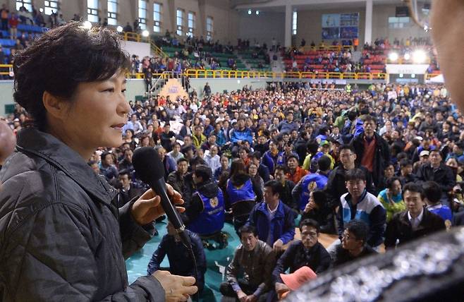 2014년 4월17일 박근혜 전 대통령이 여객선 ‘세월호’ 사고 현장을 방문 중 가족들 대기장소인 진도체육관에 도착하여 탑승자 가족을 위로하고 있다. 청와대사진기자단