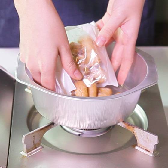 소스·어묵·물을 넣고 끓인다.