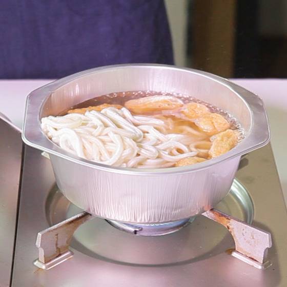 끓어오르면 우동·채소·김치를 차례대로 넣고 끓인다.