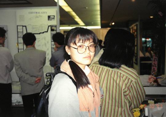 대학교 2학년 때 선배들의 졸업 전시를 보러 갔을 때의 최은희 대표의 모습.