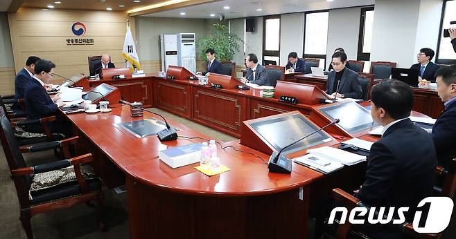 이효성 방송통신위원회 위원장이 6일 오전 경기도 과천시 정부과천청사 방송통신위원회 회의실에서 열린 2017년 제43차 방송통신위원회 전체회의를 주재하고 있다. © News1 오장환 기자