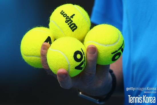 형광 빛의 노란색을 띠고 있는 테니스공. 사진= GettyImagesKorea