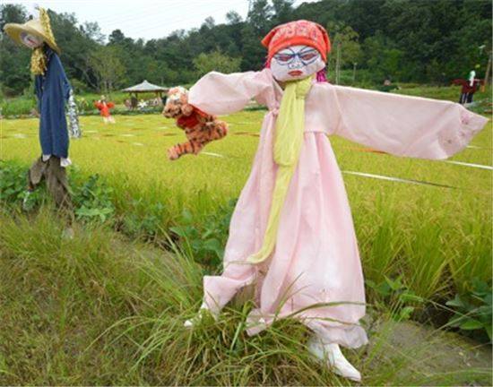 흔히 바지사장과 관련돼 유력한 어원 중 하나로 손꼽히는 것은 '허수아비 바지저고리'란 말에서 왔다는 설이다. 실권없는 군주를 '허수아비 왕'으로 표현하는 것은 상당히 오래 전부터 이어져왔다.(사진=아시아경제DB)