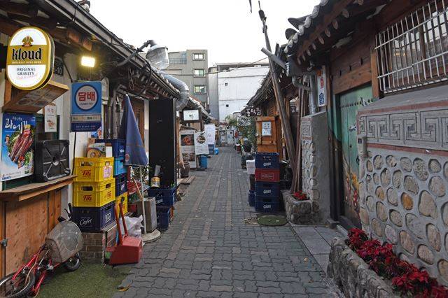 과거 고미술, 골동품 거래가 활발하던 시기 성업했던 한정식집들이 인사동 한옥촌 골목을 하나 둘 떠나고 있다.
