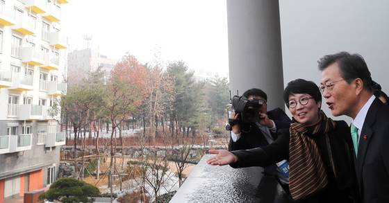 문재인 대통령이 7일 오전 서울 노원구 에너지 제로주택(EZ house) 오픈하우스 행사중 홍보관을 찾아 이명주 에너지 제로주택 사업연구 단장으로 부터 브리핑을 듣고 있다. [연합뉴스]