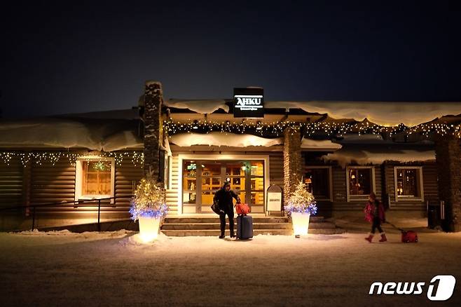 오두막으로 이루어진 호텔들은  소소하지만 낭만적인 조명 장식으로 꾸며 놓는다.© News1 윤슬빈 기자