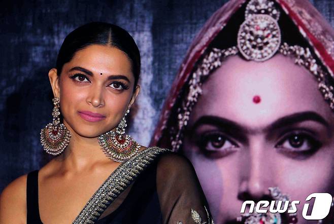 발리우드 영화 '파드마바티'는 힌두교 단체들의 시위와 여배우 디피카 파두콘에 대한 살해 위협 등의 논란으로 개봉이 늦춰졌다. © AFP=뉴스1