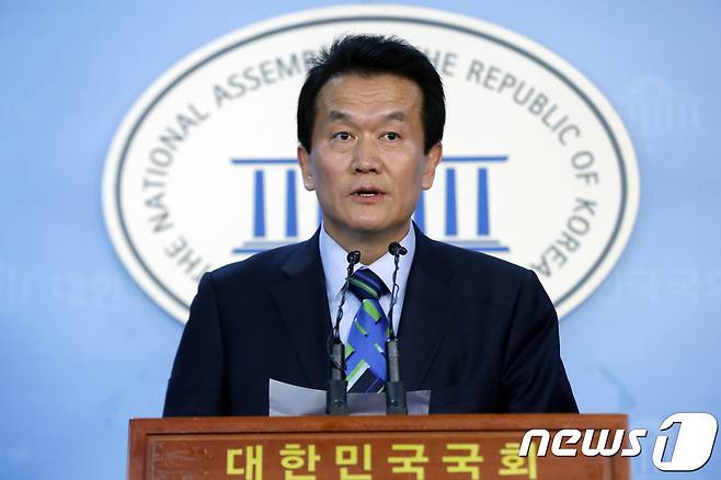 '허위사실로 밝혀진 고 김대중 전 대통령(DJ) 비자금 의혹을 제보했다'는 논란에 휩싸인 박주원 국민의당 최고위원이 8일 오후 서울 여의도 국회 정론관에서 긴급 기자회견을 열고 있다. 박 최고위원은 "해당 일간지의 보도 내용에 대해 명예훼손 고소와 함께 적절한 법적 대응을 강구할 것이며 검찰 수사를 통해 명명백백히 진위 여부가 가려질 것이라고 생각한다＂고 밝혔다. 2017.12.8/뉴스1 © News1 안은나 기자