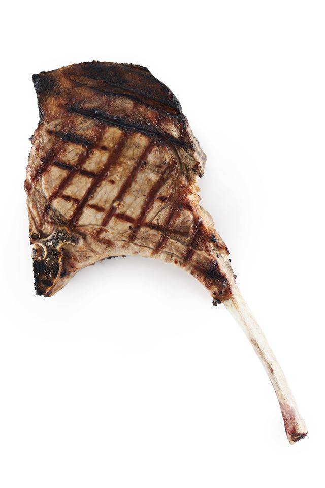 돼지고기 갈빗대에 갈빗살, 등심과 비계까지 붙은 뼈등심 스테이크.