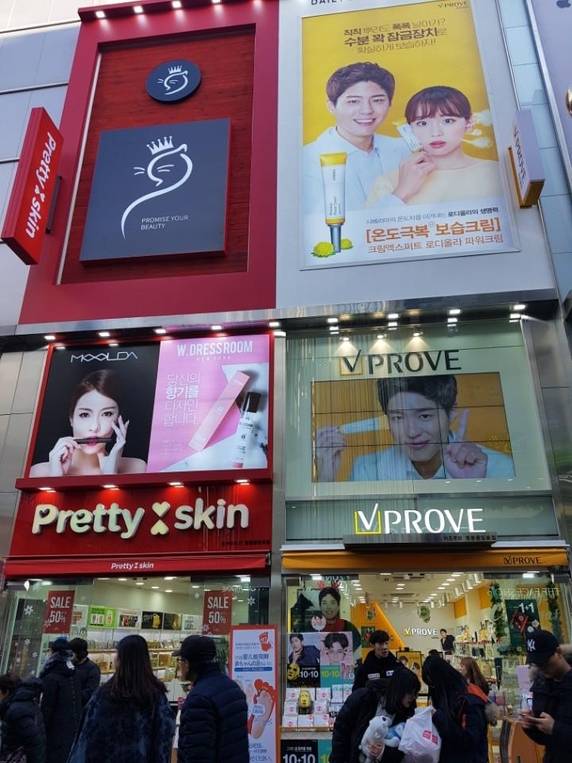 서울 명동2가 33-7에 있는 옛 랜드로바 빌딩이 땅값 기준으로 3.3㎡당 10억원이 넘는 가격에 거래됐다./온혜선 기자