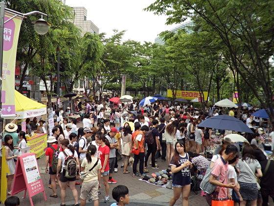 사람들로 붐비는 도심 번화가 등은 목이 많은 사람에게 추천여행지다. [사진 김순근]