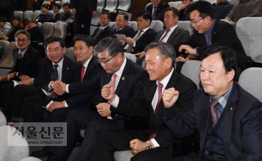 환호  - 변호사에게 세무사 자격을 자동으로 부여하는 조항을 삭제한 세무사법 개정안이 8일 국회 본회의를 통과하자 방청석에 앉아 있던 세무사 단체 회원들이 환호하고 있다.이종원 선임기자 jongwon@seoul.co.kr