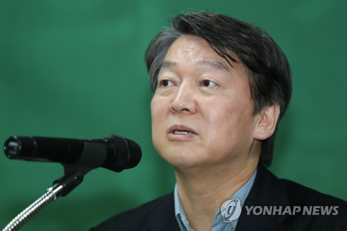 전남당원 만나는 안철수 (무안=연합뉴스) 박철홍 기자 = 국민의당 안철수 대표가 9일 오후 전남 무안군 삼향읍 후광대로에 위치한 국민의당 전남도당 당사에 열린 당원간담회에서 인사말하고 있다.  2017.12.9      pch80@yna.co.kr