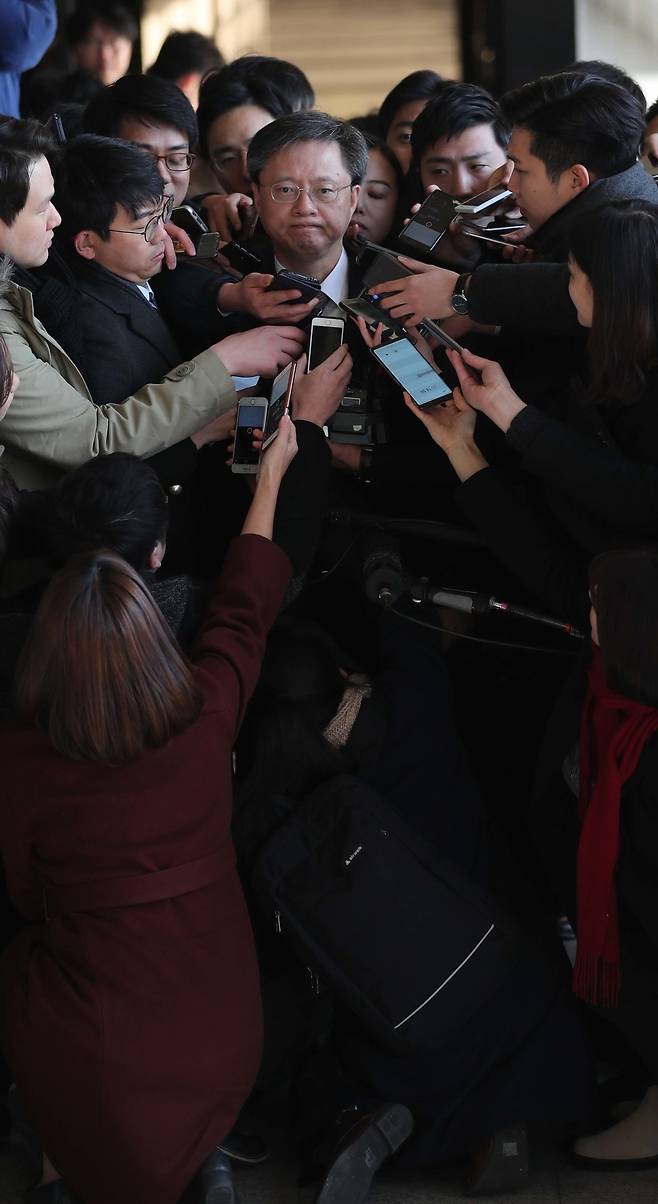 우병우 전 청와대 민정수석이 지난달 29일 오전 서울 서초구 서울중앙지검에서 민간인 불법사찰 혐의 관련 조사를 받기 위해 조사실로 향하기 전 취재진들의 질문에 답하고 있다. 이날 우 전 수석은 “네 번째로 포토라인에 선다. 이게 제 숙명이라면 받아들이겠다”고 말했다. 검찰은 10일 다섯 번째 소환조사는 비공개로 진행해, 우 전 수석은 이날 포토라인 앞에 서지 않았다. 백소아 기자 thanks@hani.co.kr