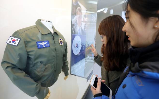 10일 서울 종로구 효자동 청와대 사랑채에서 열린 기획전시 '나라답게 정의롭게-대통령의 메시지로 보는 문재인 정부 214일'을 찾은 관람객들이 전시된 문 대통령 착용 항공점퍼를 살펴보고 있다./사진=뉴스1