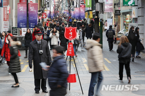 【서울=뉴시스】김진아 기자 = 구세군 자선냄비의 모금활동이 시작된 1일 오후 서울 중구 명동거리에서 모금활동이 펼쳐지고 있다.  구세군 자선냄비는 1891년 미국의 샌프란시스코에서 재난을 맞은 이재민을 돕기 위해 조셉 맥피 구세군 사관에 의해 시작되었으며, 한국에서는 1928년 서울에서 처음 시작되어 90년간 한국의 대표적인 모금 및 나눔운동으로 자리 잡았다.  2017.12.01. bluesoda@newsis.com
