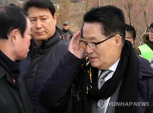 계란맞은 박지원 (목포=연합뉴스) 장덕종 기자 = 국민의당 박지원 전 대표가 10일 오전 지역구인 전남 목포 김대중노벨평화상기념관에서 열린 김대중 마라톤대회에서 참석자가 던진 계란을 맞고 닦고 있다. cbebop@yna.co.kr