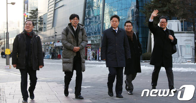 11일 최승호 MBC 사장이 해직 후 복직된 기자들과 함께 서울 상암동 MBC 사옥으로 출근하고 있다.(MBC 노조 제공) 2017.12.11/뉴스1
