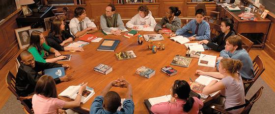 필립스 액시터 아카데미의 하크니스 테이블에서 토론을 하고 있는 학생들. [중앙포토]