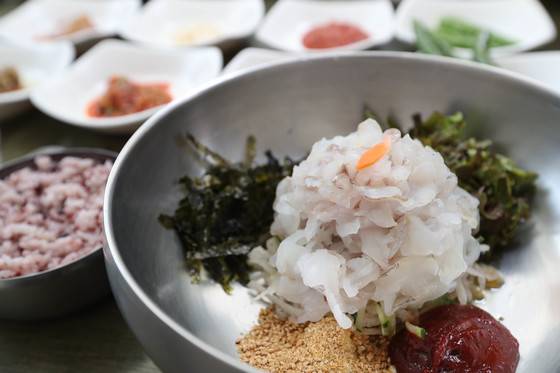 포항 죽도시장 어시장 안에 있는 물회 전문 식당 '수향회식당'에서 파는 물회. 생선은 우럭 한 종만 쓴다. 물회인데 물에 말아서 나오지 않는다. 손님이 원하면 부어서 먹는 방식이다. 신인섭 기자