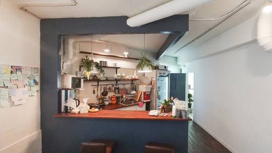 봄엔게스트하우스의 주방. 젊고 세련된 감각이 돋보이는 공간이다. 권혁재 사진전문기자