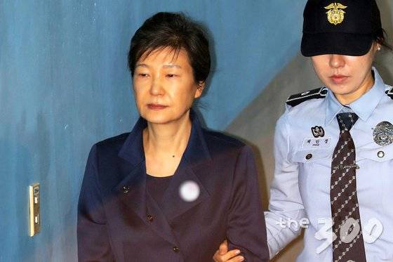 박근혜 전 대통령이 지난해 10월13일 오전 서울 서초구 서울중앙지방법원에서 열린80회 공판에 출석하고 있다. /사진=뉴스1