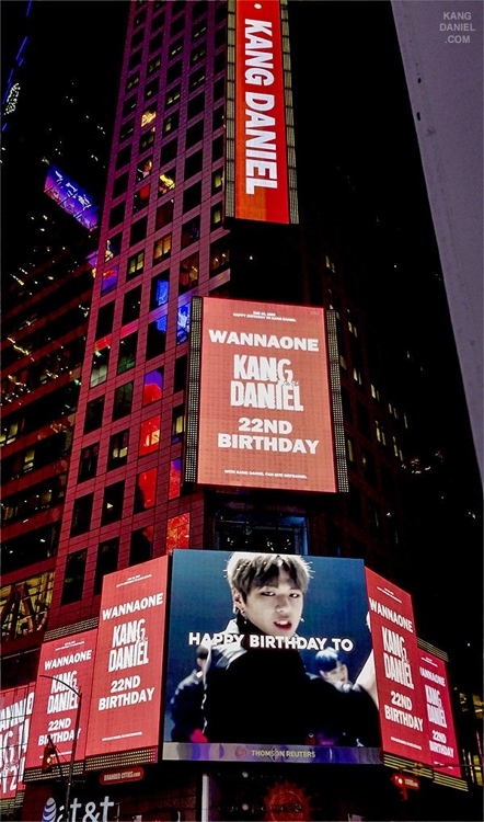 [주한미국대사관 트위터 제공] 미국 뉴욕 타임스퀘어 전광판을 점령한 강다니엘 생일 축하 광고