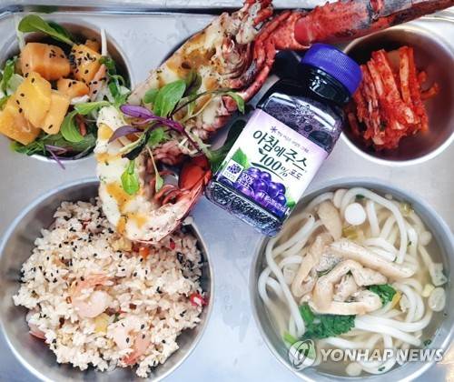 고등학교 급식에 등장한 랍스터 메뉴 (울산=연합뉴스) 울산시 울주군 세인고등학교가 지난 8일 점심 급식에 랍스터를 제공해 학생들에게 큰 환영을 받았다. 2017.12.11 [울산시교육청 제공=연합뉴스]      young@yna.co.kr