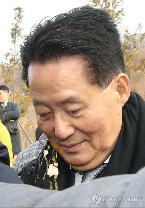 계란맞은 박지원 (목포=연합뉴스) 장덕종 기자 = 국민의당 박지원 전 대표가 10일 오전 지역구인 전남 목포 김대중노벨평화상기념관에서 열린 김대중 마라톤대회에서 참석자가 던진 계란을 맞고 씁쓸한 표정을 짓고 있다. cbebop@yna.co.kr