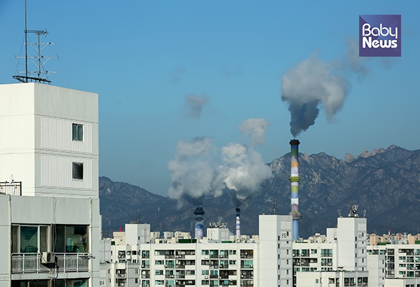 한파경보가 발효된 12일 오전 서울 노원구의 한 아파트 난방 굴뚝에서 연기가 뿜어져나오고 있다. 최대성 기자 ⓒ베이비뉴스