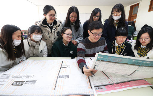 Students at Youngbok High School discuss which college to apply with their teacher (Yonhap)