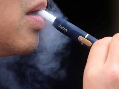 한 남성이 궐련형 전자담배를 피우고 있다. /사진=뉴시스