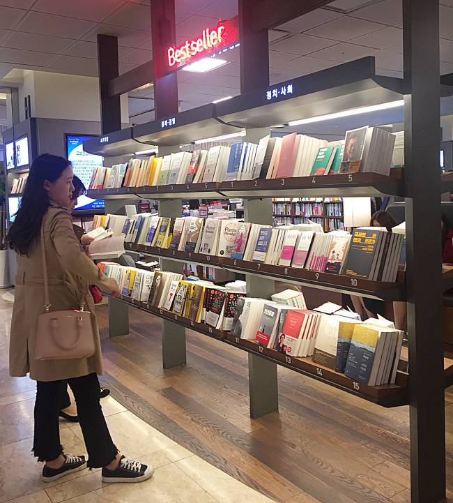 올해 소설은 두 자리 수 성장률을 보이며 유례없는 호황을 누렸다고 교보문고는 밝혔다. 소설 점유율은 지난해 9.1%에서 올해 10, 1%까지 뛰었다. 10년래 가장 높은 비중이다. 이런 가운데 국내 소설은 3.7% 성장에 그쳐 씁쓸함을 남겼다.