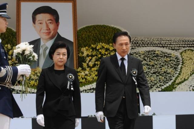 ▲ 이명박 전 대통령을 향한 대중의 분노는 '나꼼수'로 상징되는 정권교체 열망에 비판의 잣대를 들이대지 못하게끔 했다. ⓒ연합뉴스