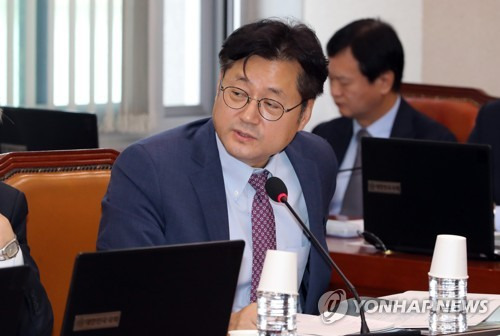자료요청하는 홍익표 의원 (서울=연합뉴스) 최재구 기자 = 더불어민주당 홍익표 의원이 23일 국회에서 열린 국회 산업통상자원중소벤처기업위원회의 한국전력공사, 한국전력거래소, 한전KPS 등에 대한 국정감사에서 피감기관에 자료요청을 하고 있다. 2017.10.23      jjaeck9@yna.co.kr