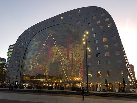 로테르담 시내 명물인 마켓홀 전경. 말발굽 모양 주상복합 아파트 건물 가운데 뻥 뚫린 공간을 시장으로 활용했다. [김기환 기자]