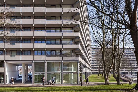 성공적인 리모델링 사례로 꼽히는 암스테르담 클라이부르그 아파트. 모서리에 튀어나와 있던 엘리베이터를 벽과 유리로 마감하고 필로티를 높게 띄우는 식으로 외관을 밝게 다듬었다. 내부는 입주자들이 직접 리모델링했다.