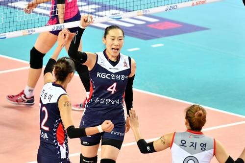 KGC인삼공사 주장이 된 한수지(가운데). [한국배구연맹 제공]