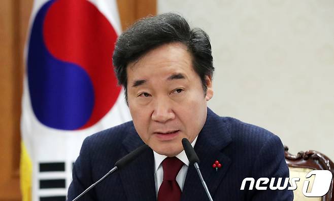이낙연 국무총리가 14일 오전 서울 세종대로 정부서울청사에서 열린 국정현안조정점검회의에서 모두발언을 하고 있다. 2017.12.14/뉴스1 © News1 구윤성 기자