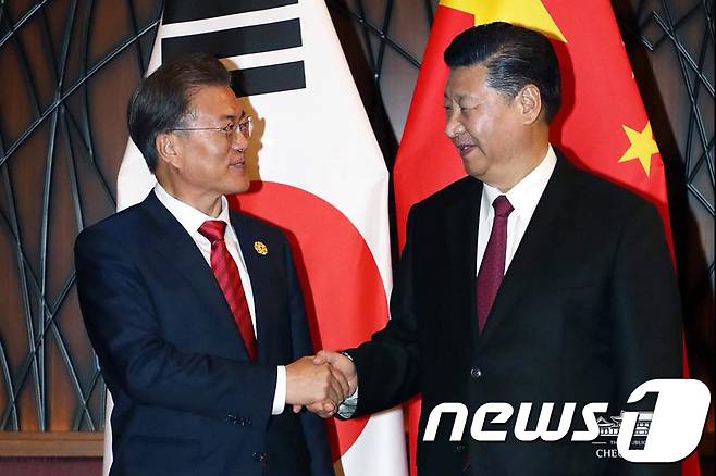 아시아태평양경제협력체(APEC) 정상회의에 참석했던 문재인 대통령이 지난 11월11일 (현지시간) 베트남 다낭 크라운플라자 호텔에서 열린 한·중 정상회담에서 시진핑 중국 국가 주석과 악수를 하고 있는 모습. (청와대 페이스북) 2017.11.12/뉴스1 © News1 이광호 기자