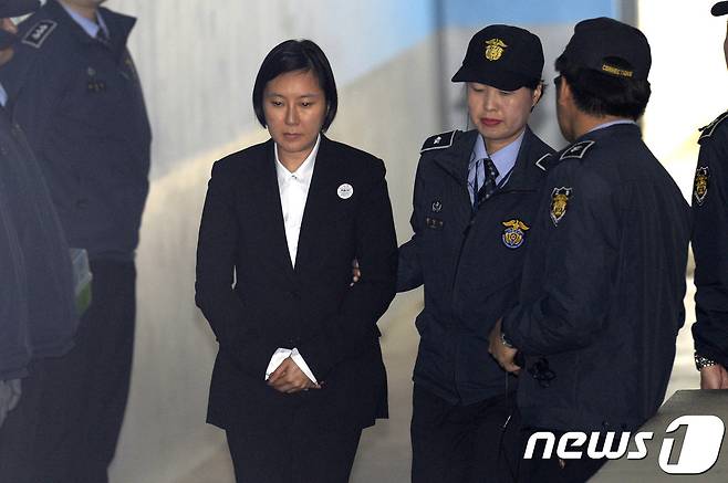 '비선실세' 최순실씨(61)의 조카 장시호씨(38)가 28일 오후 서울 서초구 중앙지방법원에서 열린 한국동계스포츠영재센터(영재센터) 지원 의혹과 관련 직권남용권리행사방해 등 12회 공판에 출석하고 있다. 2017.4.28/뉴스1 © News1 안은나 기자