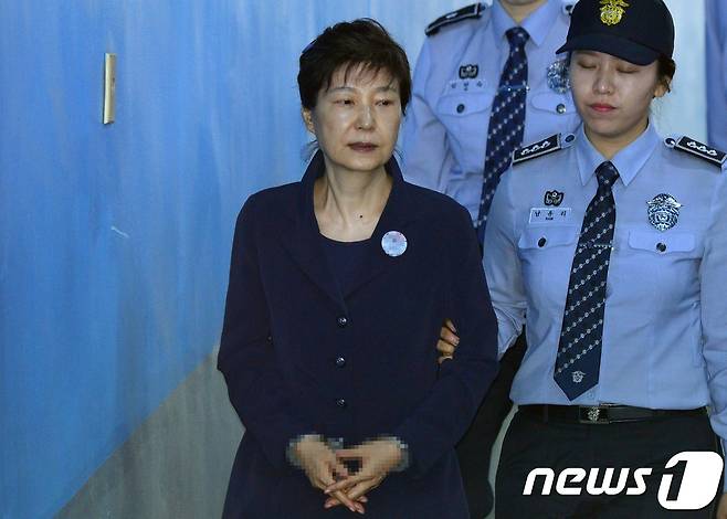 뇌물혐의 등으로 구속기소 된 박근혜 전 대통령이 25일 오전 서울 서초동 서울중앙지법에서 열리는 2회 공판에 출석하기 위해 호송차에서 내려 법정으로 향하고 있다. 2017.5.25/뉴스1 © News1 오대일 기자