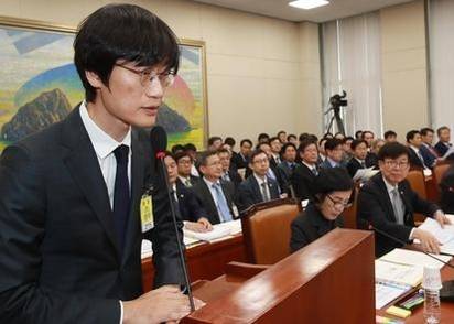 이해진(왼쪽) 네이버 창업자가 2017년 10월 31일 서울 여의도 국회에서 열린 정무위원회의 종합 국정감사에서 말하고 있다. /연합뉴스