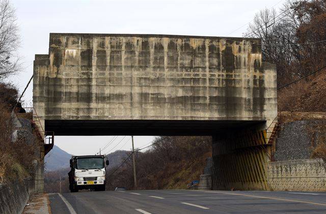 거대한 ‘고가낙석’형 대전차방호벽이 경기 파주시 법원읍 금곡리 도로 위를 가로지르며 설치돼 있다. 유사시 발파를 통해 무너뜨려 적 전차의 남하를 막기 위한 군 시설이다. 대전차방호벽 대부분이 노후 되고 시민 생활과 밀접한 도로에 설치된 만큼 체계적인 관리와 점검이 필요하다.