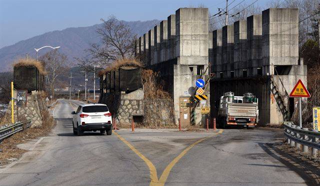 포천시 영중면 영송리의 시도 9호선에서 한 차량이 역주행을 하고 있다. 도로 확장 시 기존에 설치된 도로낙석(왼쪽)을 철거하지 않고 새 도로낙석을 설치하면서 도로가 갈라지면서 역주행 사고가 빈번하다.