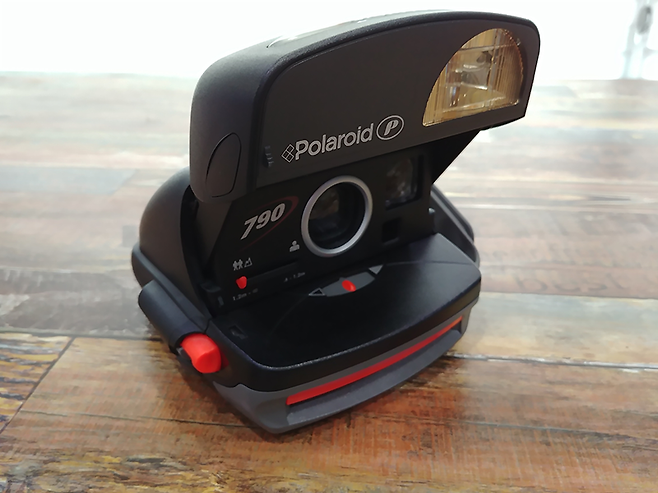 구형 폴라로이드 카메라