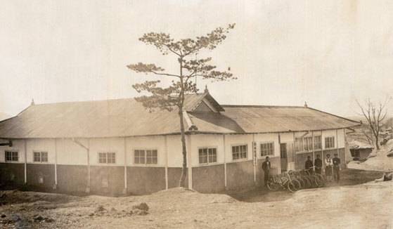 초창기 신평양조장 모습. 신평 양조장은 올해로 84년째 맥을 잇고 있다. [사진 신평양조장]