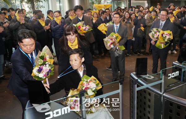 2012년 파업 당시 해직됐다 복직된 MBC 이용마 기자가 최승호 사장과 함께 노조원들의 박수를 받으며 지난 11일 오전 새로 발급받은 신분증으로 서울 상암동 본사 출입문을 통과하고 있다. 이상훈 선임기자
