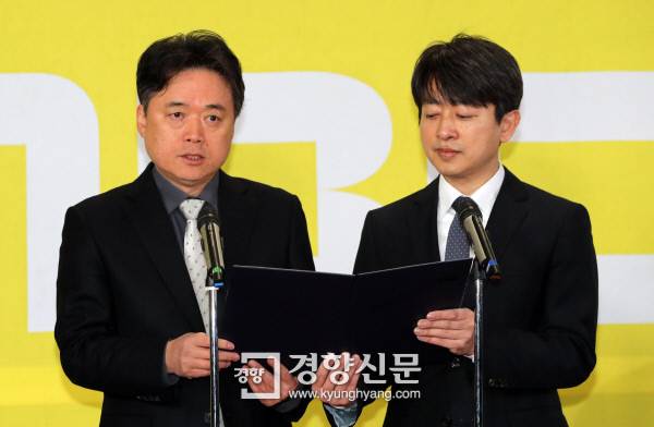 최승호 신임 MBC 사장이 8일 첫 출근해 김연국 노조위원장과 함께 해직자들을 복직시키겠다는 발표를 하고 있다. 김영민 기자